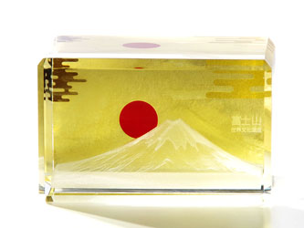 金箔3D富士山ペーパーウエイト正面から見る