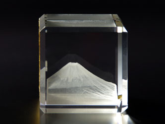 金箔3D富士山ペーパーウエイト横から見る