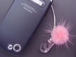 ピンクのうさぎストラップ携帯と