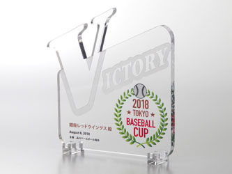 板厚10mmのアクリル製盾　VICTORY　少し斜め