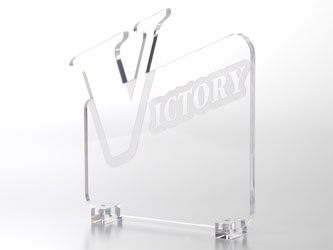 板厚10mmのアクリル製盾　VICTORY　名入れ前