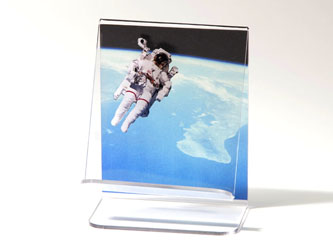 アクリル製スマホ・スタンド　折り曲げ式　後ろ面に地球　手前に宇宙飛行士です