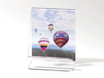 アクリル製スマホ・スタンド　折り曲げ式　後ろ面に風景　手前に気球です
