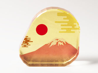 金沢・純金箔富士山オーナメント正面から見る